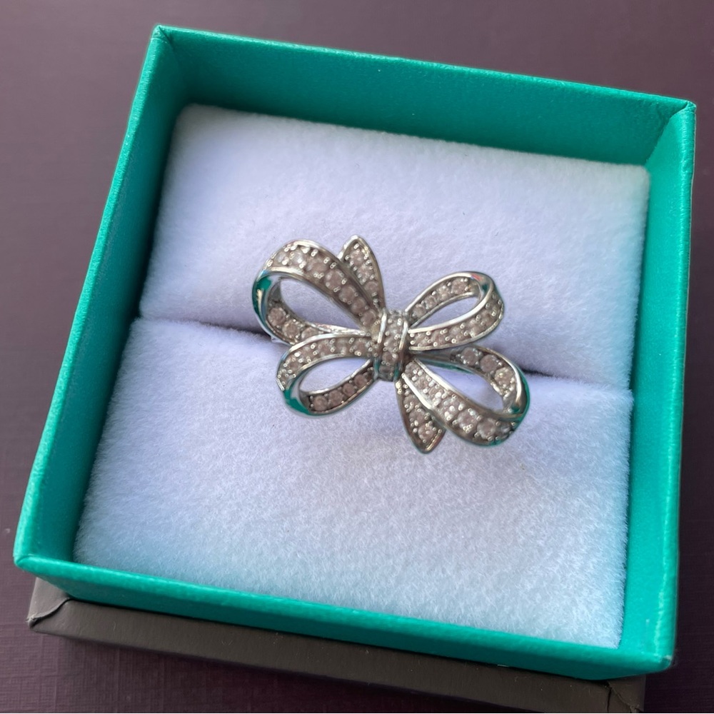 Elegant Silver Bow Ring with Cubic Zirconia